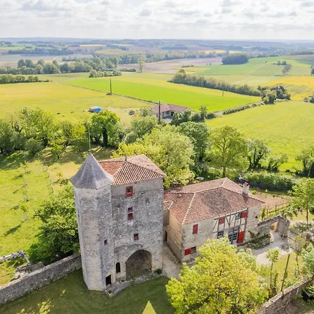Feriehus Privatiser Un Monument Historique -le Logis De Sigogne- 4 Etoiles